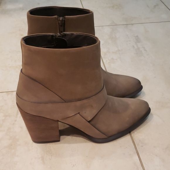 Shoes - Picture 3 of 4